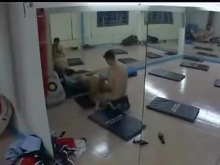 印度人 青少年 在 健身房 部分 2