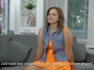 Sandra bulka. 18 y.o pievilcīgs reāls jaunavas jaunkundze no krievija griba apstiprināt viņai virginity tiesības tagad! tuvplāns himēns šāviens!
